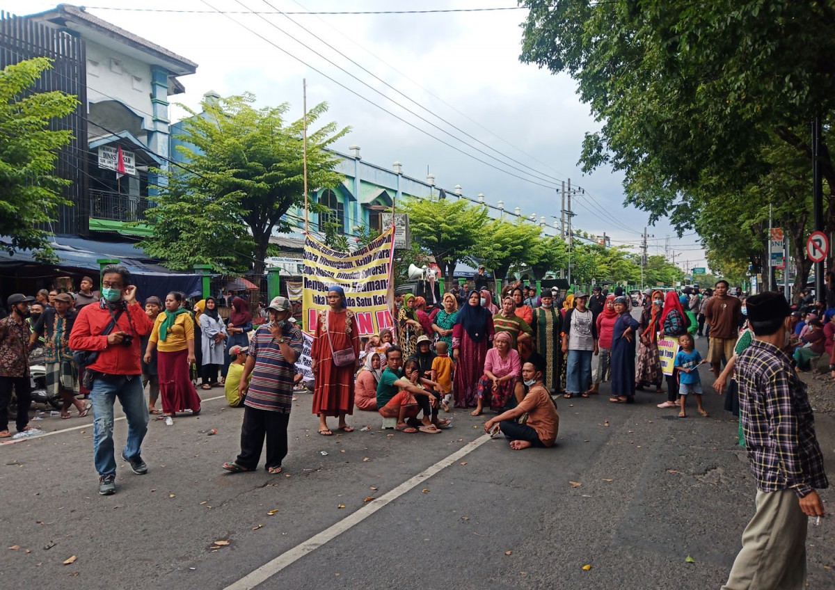 Para pedagang Pasar Larangan saat menggelar aksi menolak tempat relokasi (Foto: Zainul Fajar/jatimnow.com)