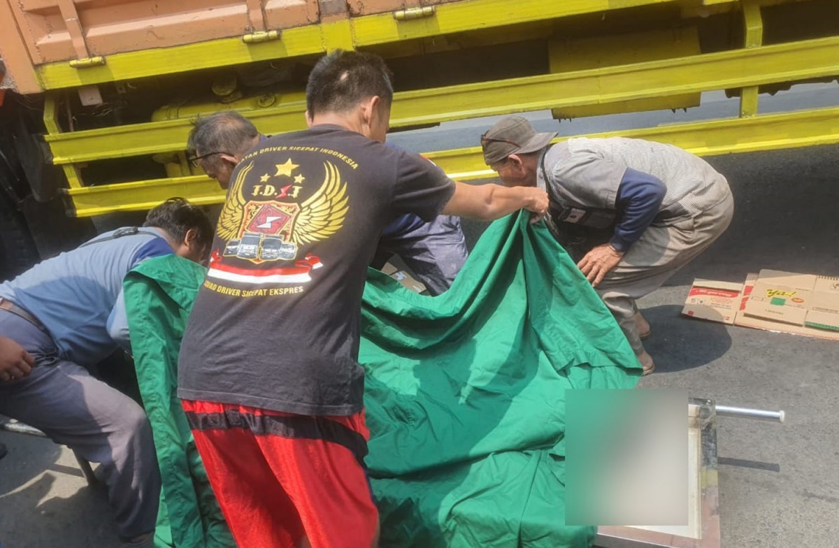 Proses evakuasi jenazah pelajar (Foto: Unit Gakkum Satlantas Polresta Sidoarjo for jatimnow.com)