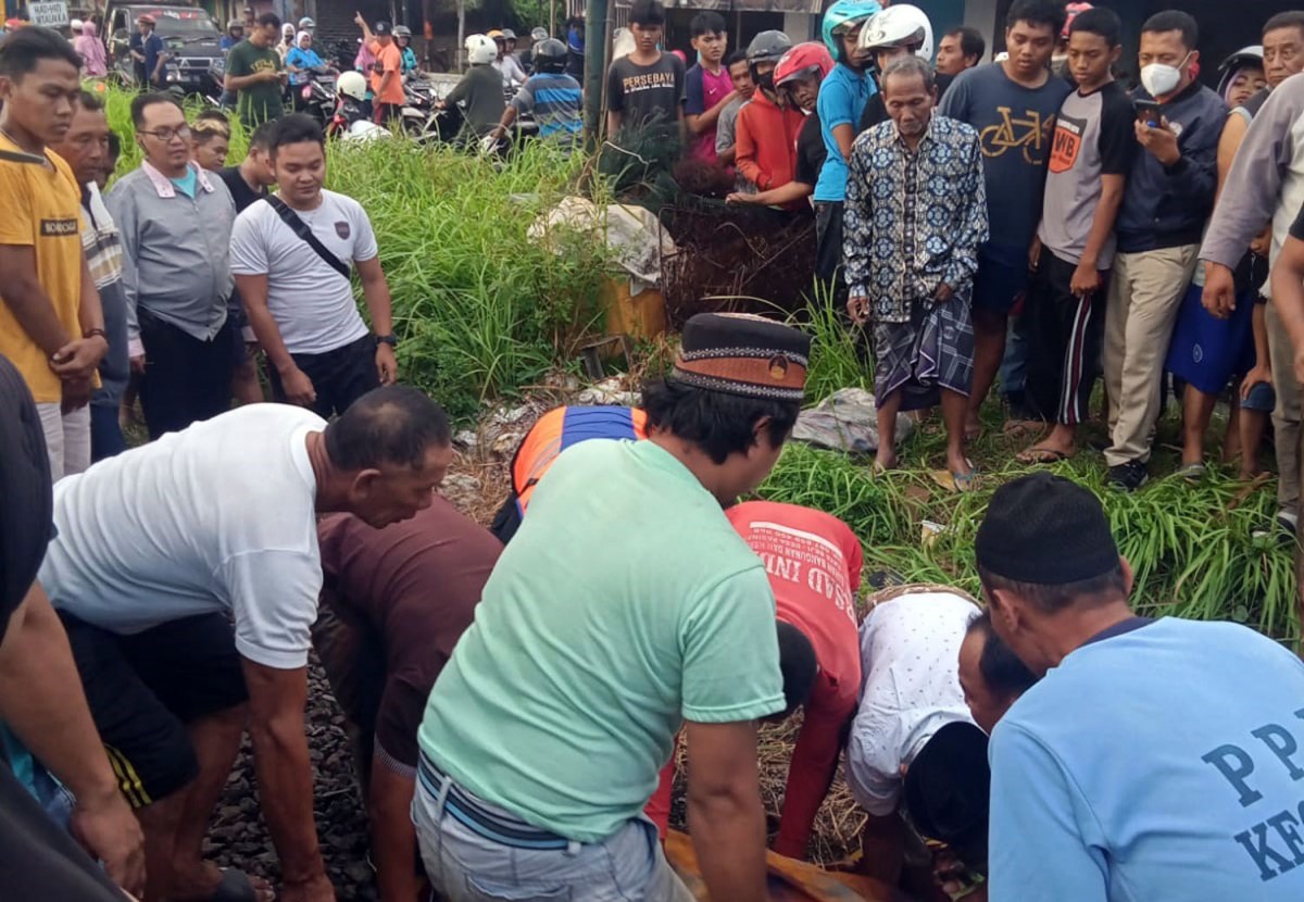 Evakuasi jenazah pelajar yang tersambar kereta api di Pasuruan (Foto: Petugas Stasiun Bangil)