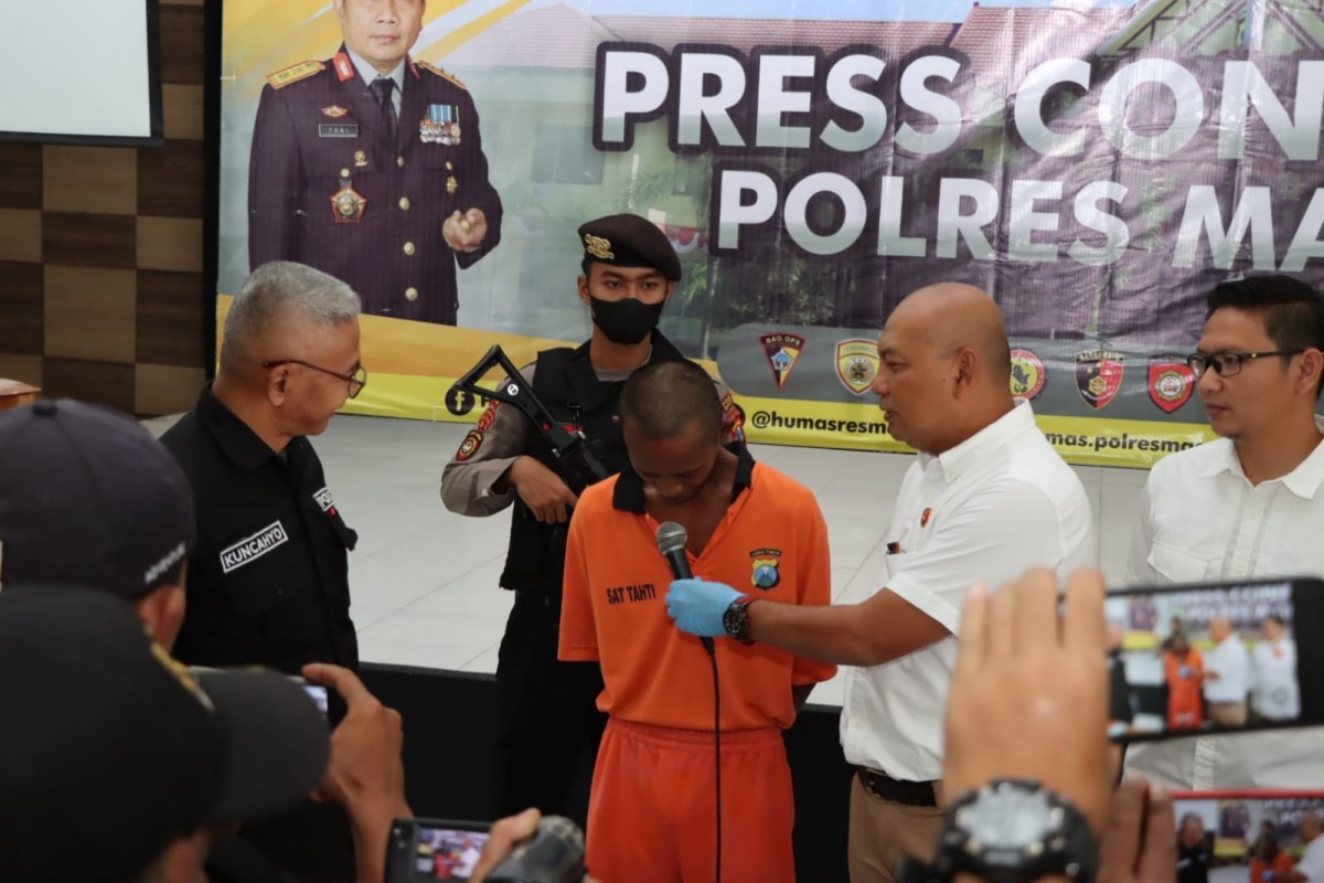 Pelaku penyebaran video asusila memberikan keterangan di Mapolres Magetan. (foto: Ahmad Fauzy/jatimnow.com)