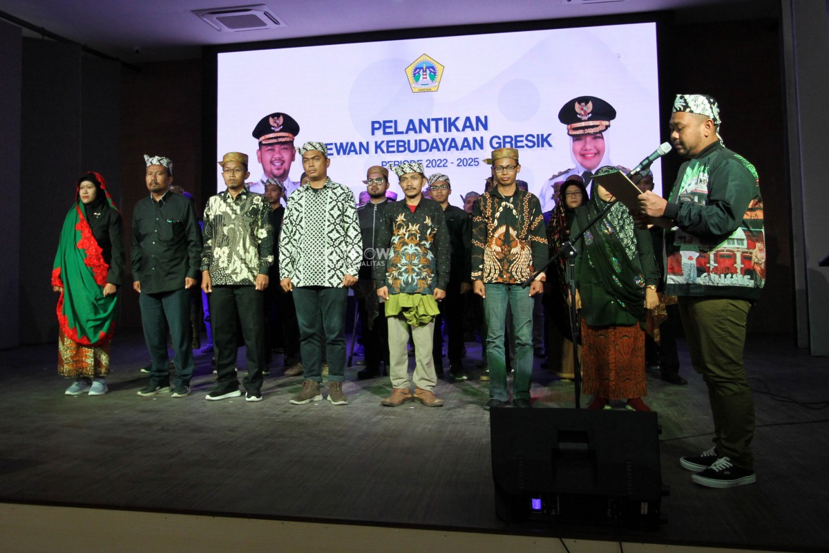 Bupati Gresik Fandi Akhmad Yani (kanan) melantik Dewan Kebudayaan Gresik, Jumat (27/1/2023) malam. (foto: Sahlul Fahmi/jatimnow.com)