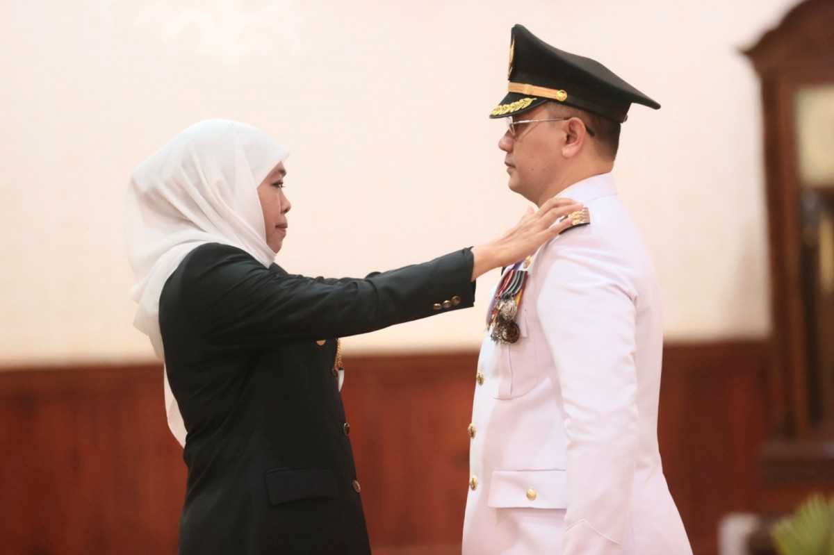 Gubernur Jatim, Khofifah Indar Parawansa saat melantik Pj Wali Kota Batu. (foto: Humas Pemprov Jatim/jatimnow.com)