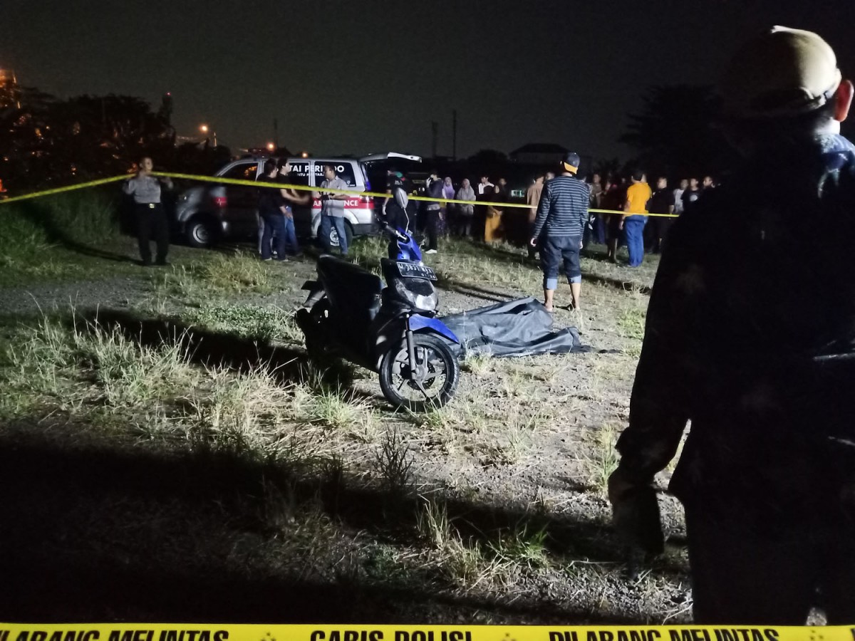 Polisi melakukan identifikasi di lokasi penemuan mayat (Foto: Zainul Fajar/jatimnow.com)