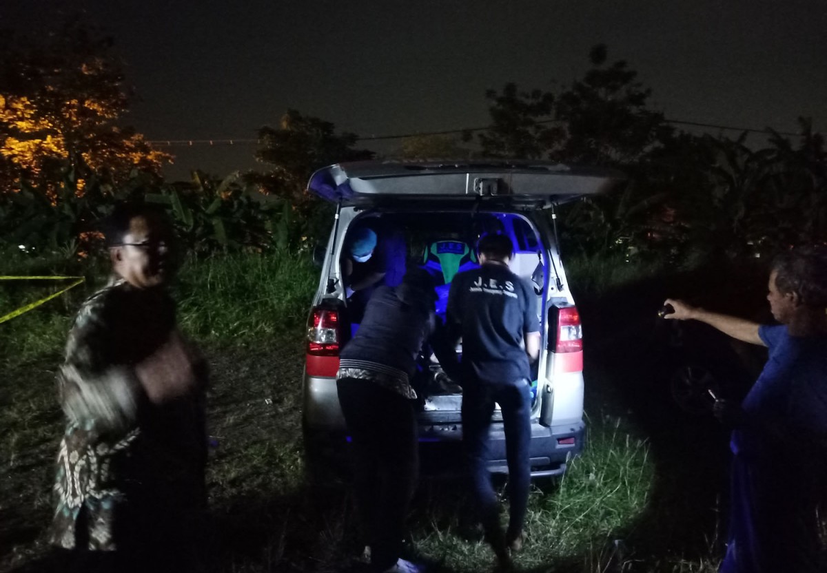 Proses evakuasi jenazah korban (Foto: Zainul Fajar/jatimnow.com)