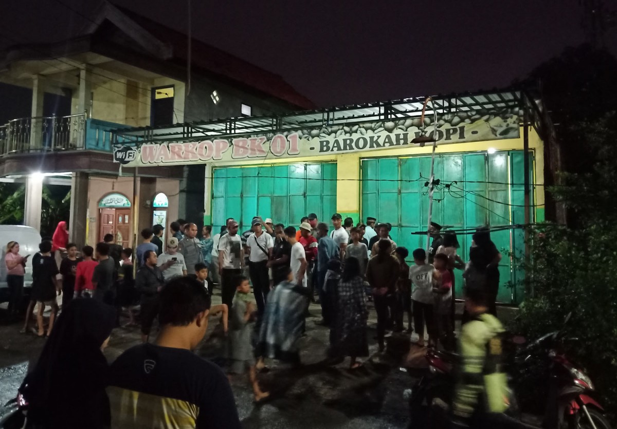 Suasana TKP pemilik warkop tewas gantung diri (Foto: Zainul Fajar/jatimnow.com)