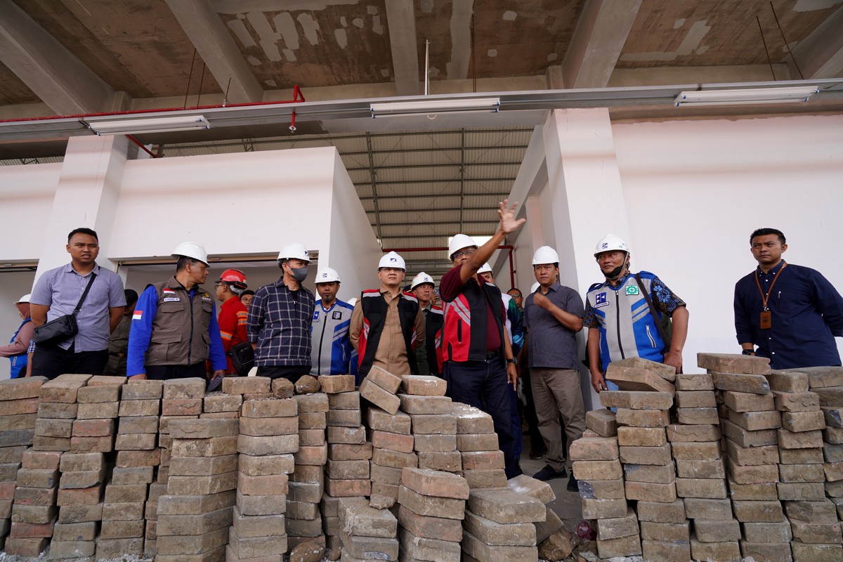 Pj Wali Kota Batu, Aries Agung Paewai bersama OPD Pemkot Batu memantau pembangunan Pasar Induk Among Tani. (Prokopim KWB to jatimnow.com)