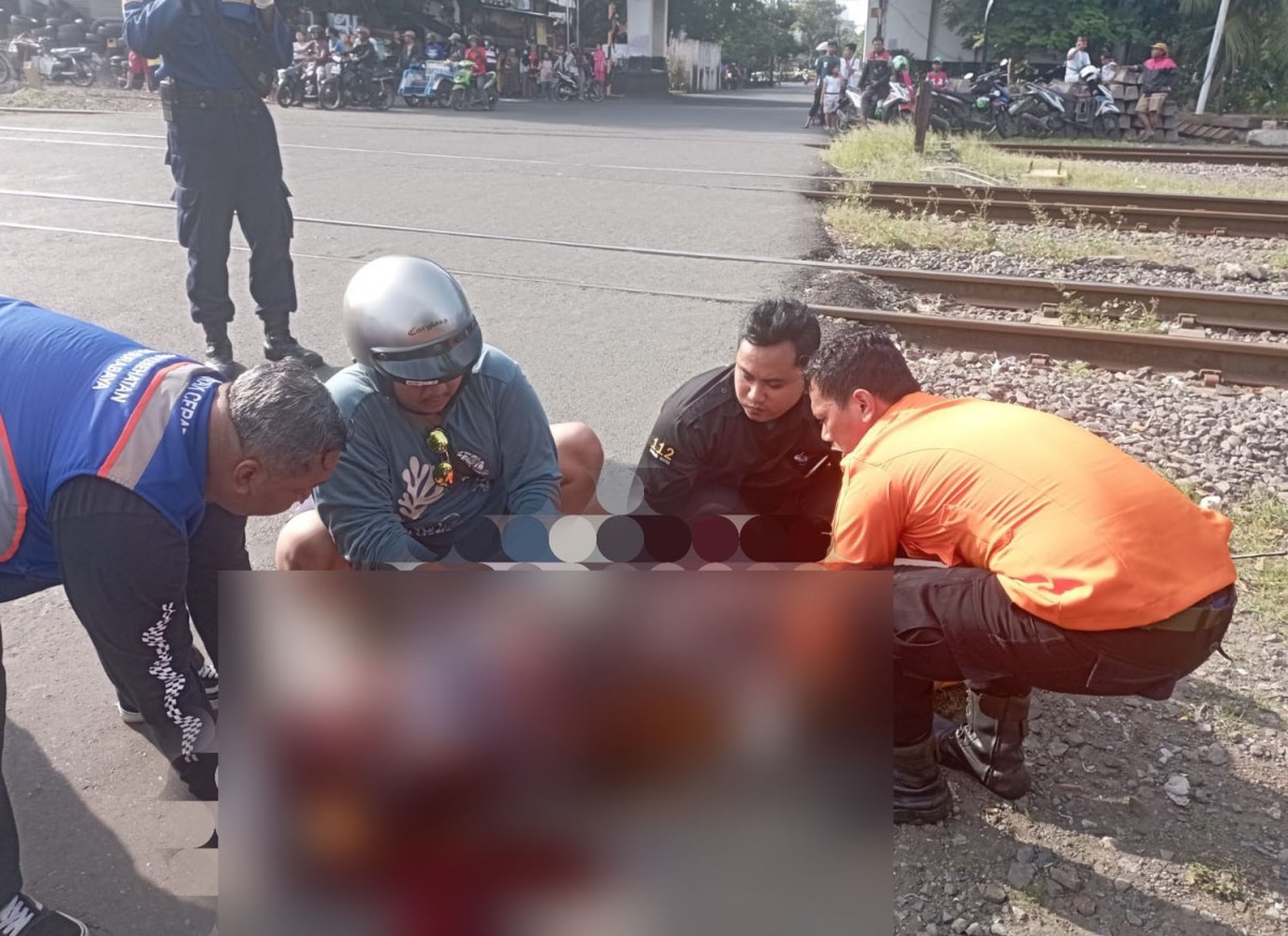 Pengendara motor yang terluka akibat melawan arus (Foto: Command Center 112 Surabaya)