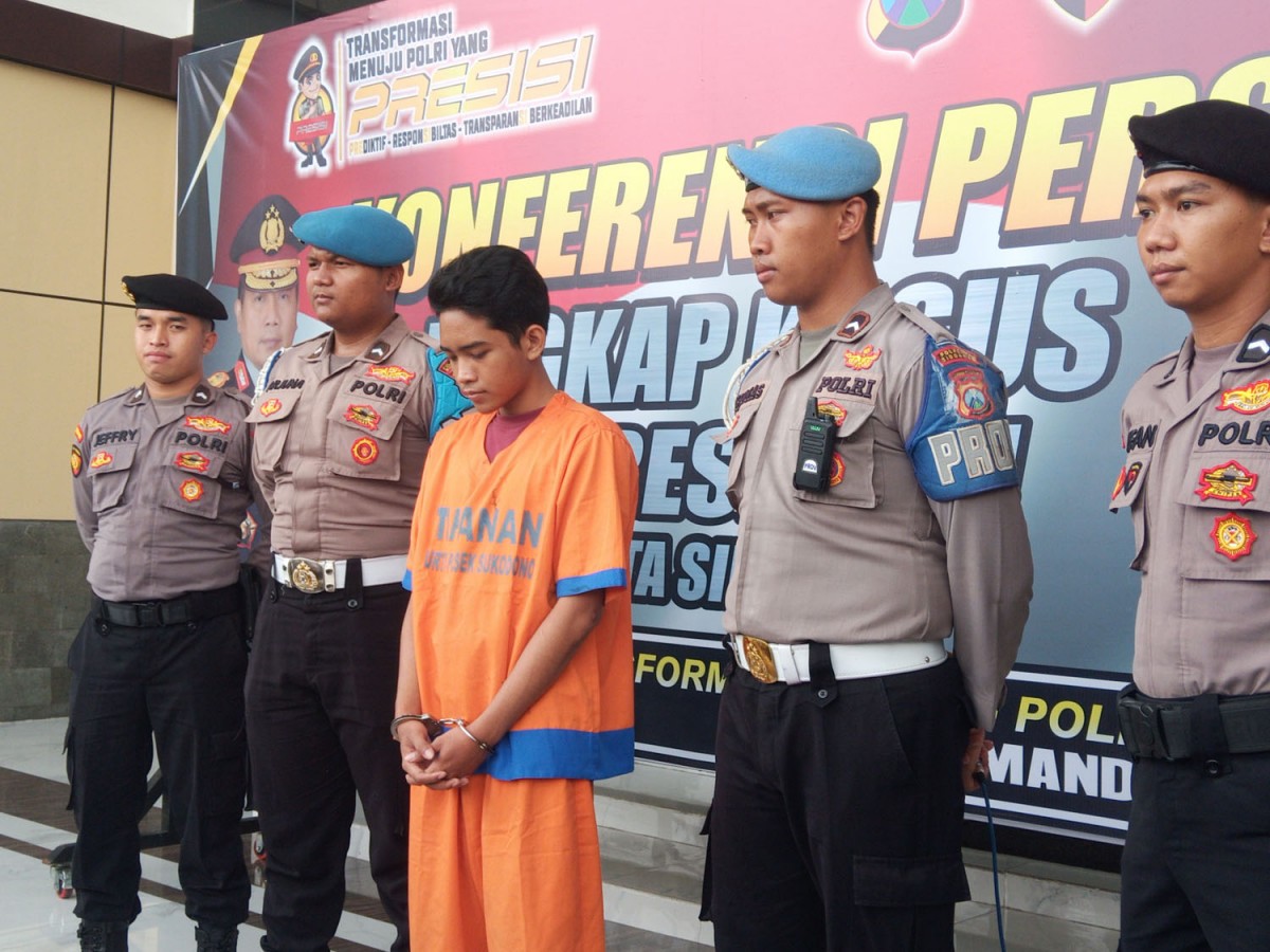 Tampang pemuda sok jagoan saat diamankan di Mapolresta Sidoarjo (Foto: Zainul Fajar/jatimnow.com)