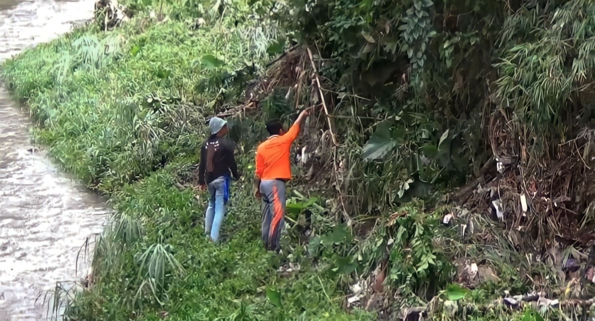 Petugas menemukan beberapa petunjuk terkait seorang gadis yang terseret arus di Singosari, Kabupaten Malang. (foto: Anton for jatimnow.com)