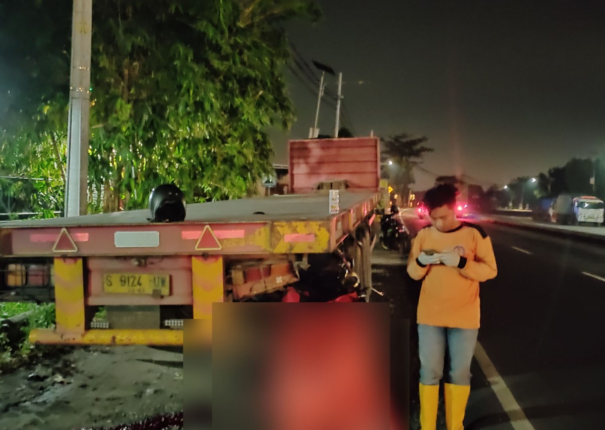 Evakuasi jenazah pendaki korban kecelakaan di Mojokerto (Foto: Relawan)