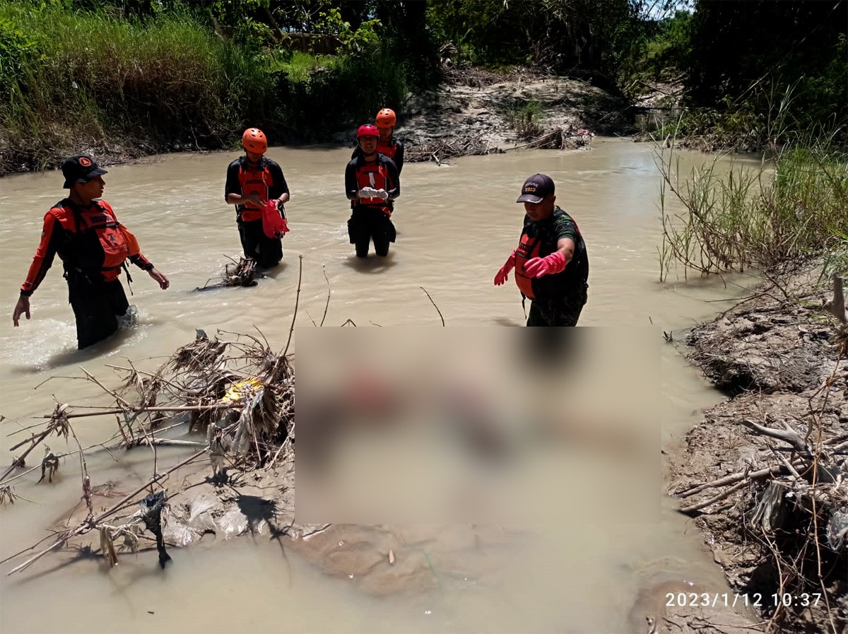 BPBD Bojonegoro saat melakukan evakuasi terhadap korban (BPBD Bojonegoro for Jatimnow.com)
