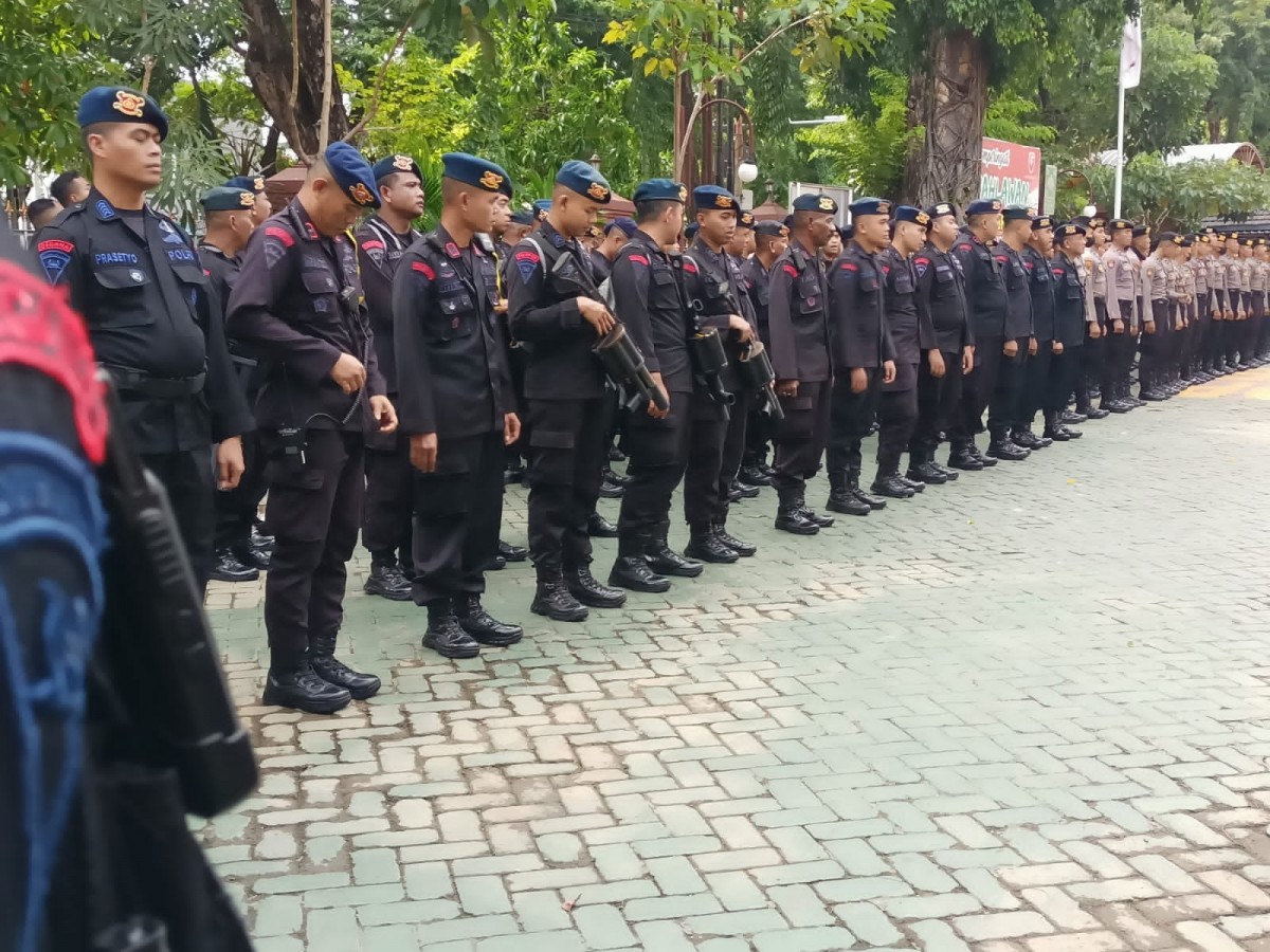 Foto: Ratusan Polisi Amankan Sidang Tragedi Kanjuruhan di PN Surabaya