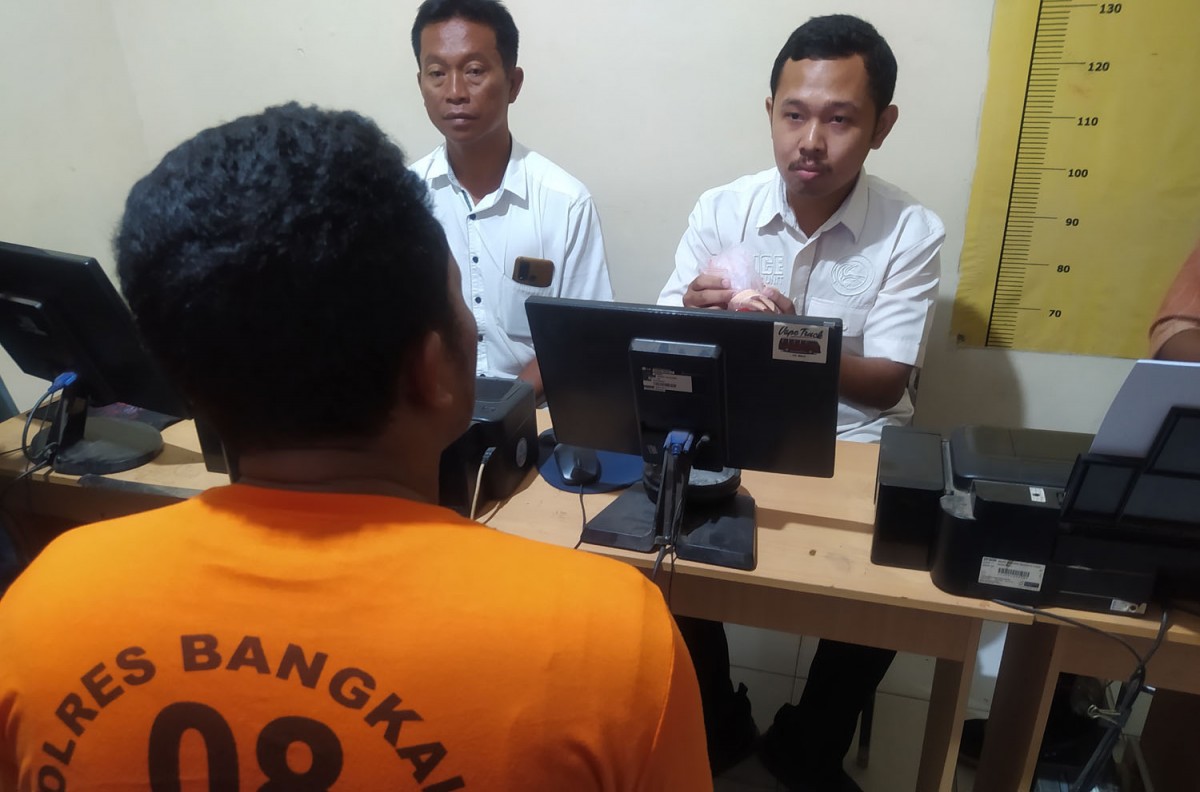 Tersangka pengedar sabu saat diperiksa penyidik Satresnarkoba Polres Bangkalan (Foto: Fathor Rahman/jatimnow.com)
