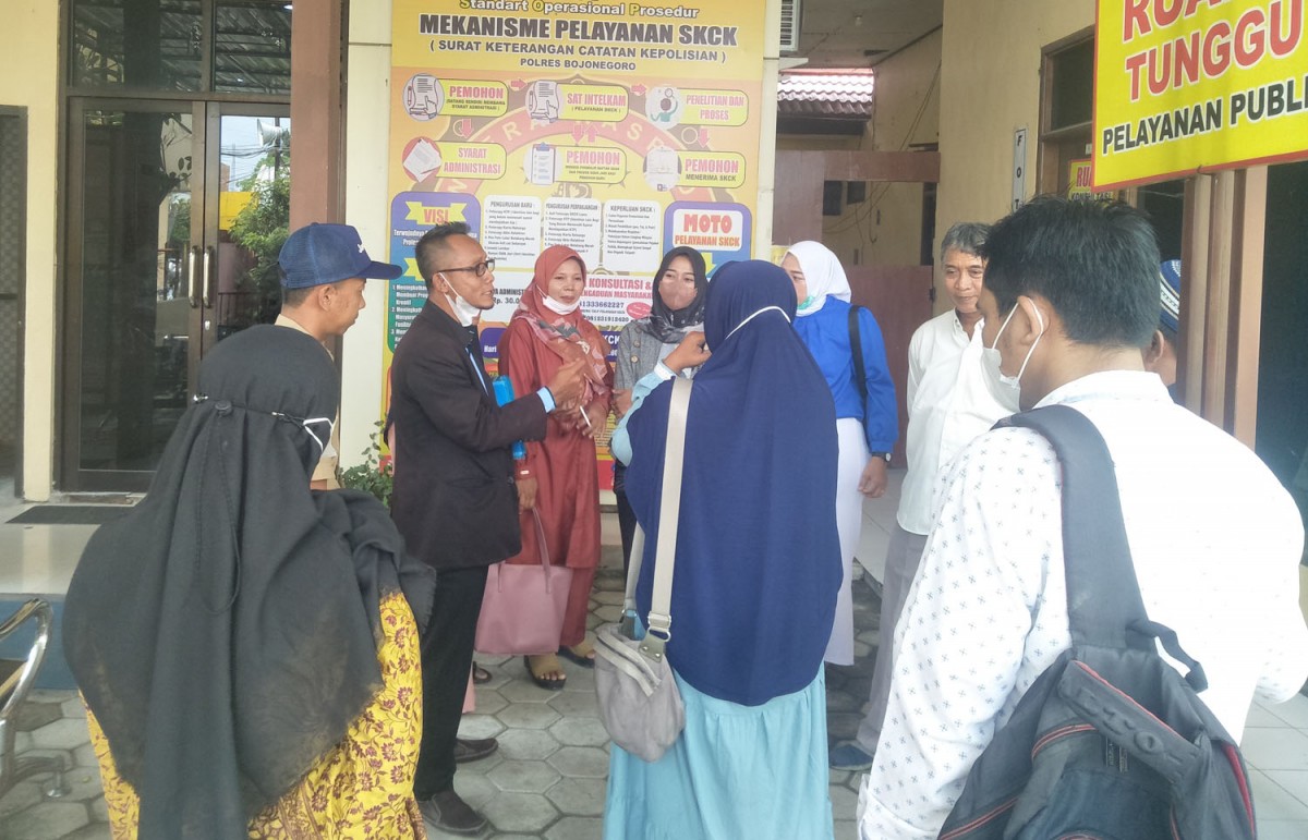 Beberapa nasabah Koperasi KSPPS BMT Mitra Usaha Syariah Bojonegoro saat mendatangi Mapolres Bojonegoro didampingi penasehat hukum (Foto: Misbahul Munir/jatimnow.com)
