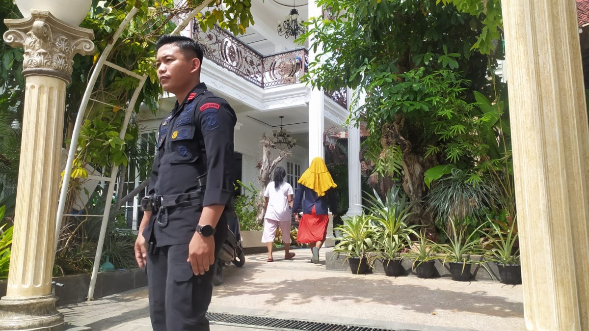 Anggota Brimob berjaga-jaga di rumah istri Ketua DPRD Jatim yang diperiksa KPK, Jumat (20/1/2023). (foto: Adyad Ammy Iffansah/jatimnow.com)
