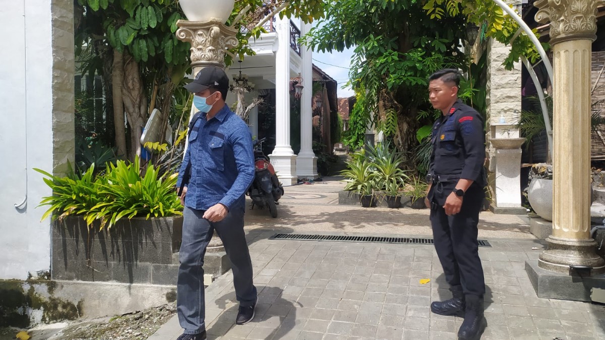 Petugas KPK keluar dari rumah Fujika Senna Oktavia, istri dari Ketua DPRD Jatim, Kusnadi di Desa Puter, Kecamatan Kembangbahu, Lamongan. (foto: Adyad Ammy Iffansah/jatimnow.com)