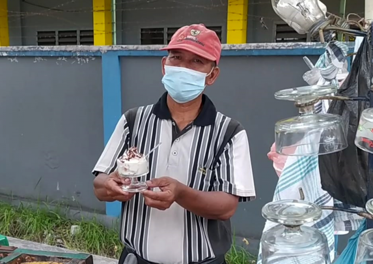 Subarjo penjual es puter saat menjajakan dagangannya. (foto: Elok Aprianto/jatimnow.com)