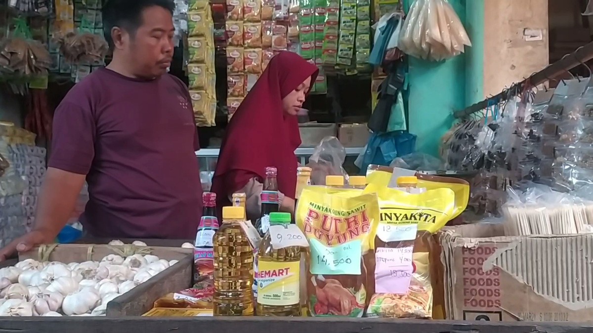 Harga minyak goreng subsidi di Pasar Pon Jombang mulai merangkak naik. (foto: Elok Aprianto/jatimnow.com)