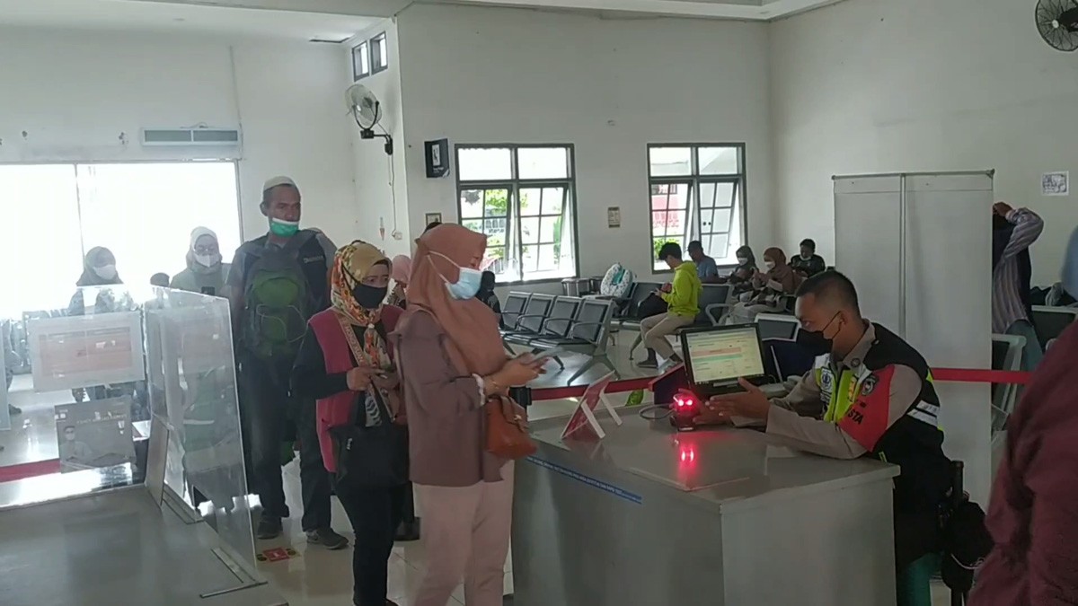 Penumpang KA saat melakukan boarding jelang keberangkatan kereta di Stasiun Jombang. (foto: Elok Aprianto/jatimnow.com)