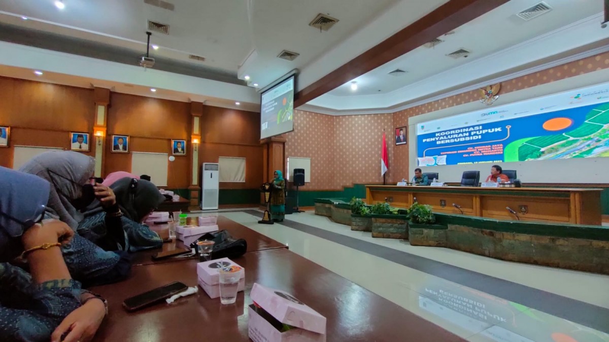 Bupati Jombang, Hj Mundjidah Wahab saat menghadiri koordinasi dan sosialisasi penyaluran pupuk bersubsidi di Jombang.(foto: Humas Pemkab Jombang for jatimnow.com)