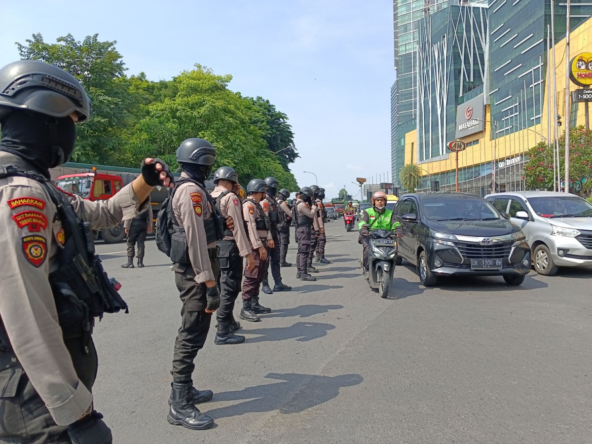 Polisi melakukan penyekatan di pintu masuk Kota Surabaya titik Cito (Foto-foto: Rama Indra/jatimnow.com)