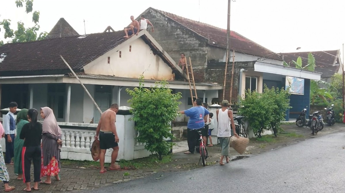 Warga Desa Sukorejo, Kecamatan Karangrejo, Tulungagung melakukan perbaikan rumah dampak dari puting beliung dan hujan es, Rabu (25/1/2023). (foto: Widodo for jatimnow.com)