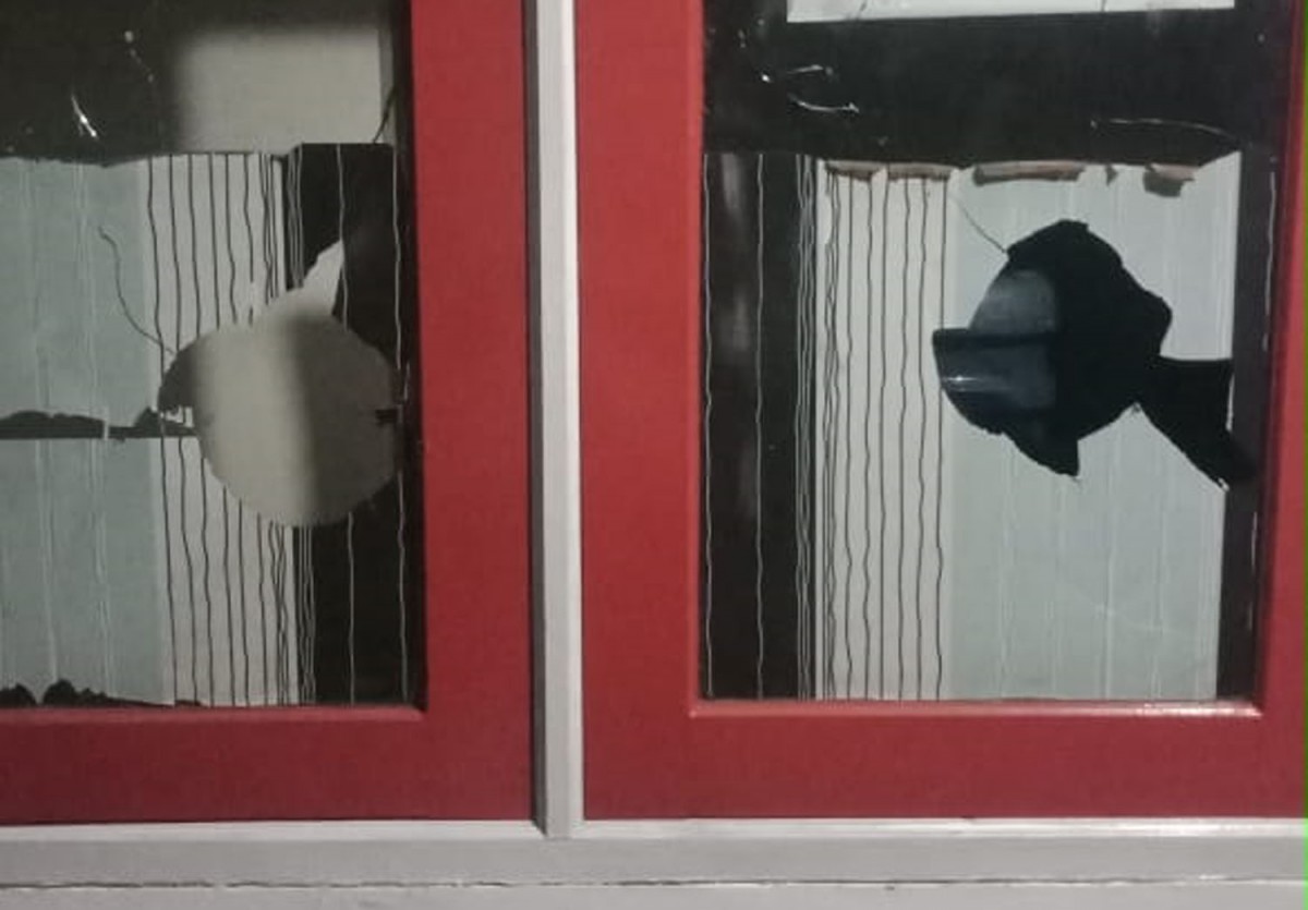 Kaca jendela Kantor Pasar Poncol Kota Pasuruan yang dirusak oknum pengelola parkir (Foto: Disperindag Kota Pasuruan)