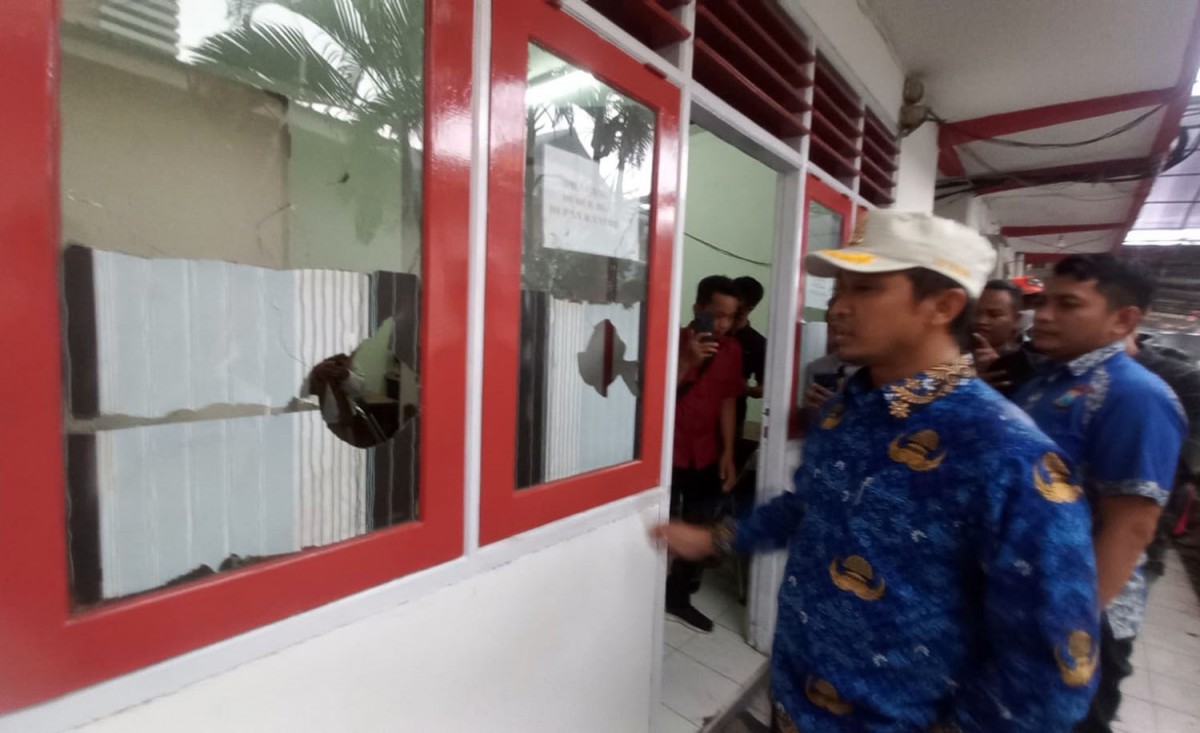 Wakil Wali Kota Pasuruan Adi Wobowo saat meninjau Kantor Pelayanan Pasar Poncol yang dirusak (Foto: Moch Rois/jatimnow.com)