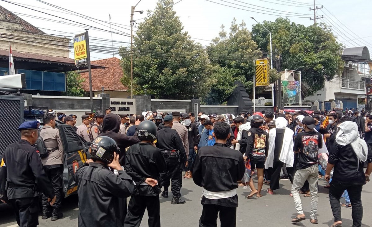 Ratusan pesilat saat menggelar aksi di depan Mapolsek Babat (Foto: Adyad Ammy Iffansah/jatimnow.com)