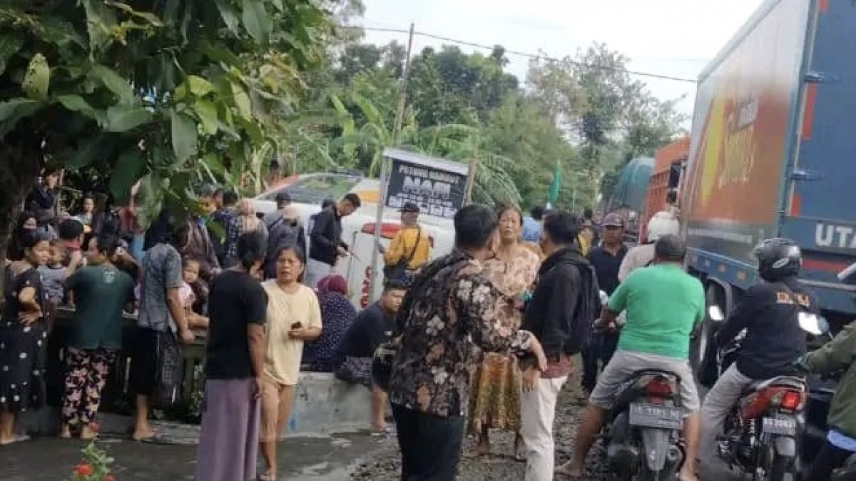 Penumpang PO Bagong yang selamat dari maut mengalami luka ringan dan melanjutkan perjalanan dengan bus cadangan, setelah dievakuasi warga. (foto: Aaron Supit for jatimnow.com)
