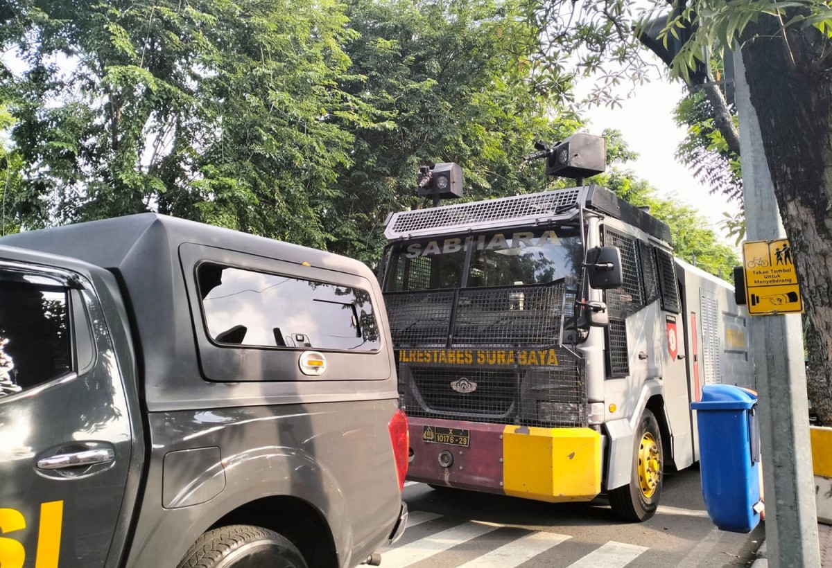Tim gabungan Polrestabes Surabaya dan Polda Jatim saat menggelar simulasi pengamanan sidang Tragedi Kanjuruhan (Foto-foto: Zain Ahmad/jatimnow.com)