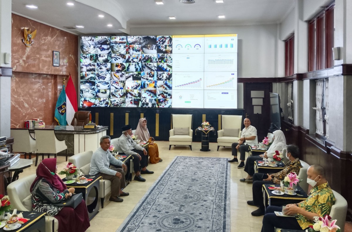 Pemkot dan DPRD Surabaya serta Pengurus YPI Cokroaminoto usai mencari solusi penyegelan sekolah karena belum ber-IMB (Foto-foto: Rama Indra/jatimnow.com)