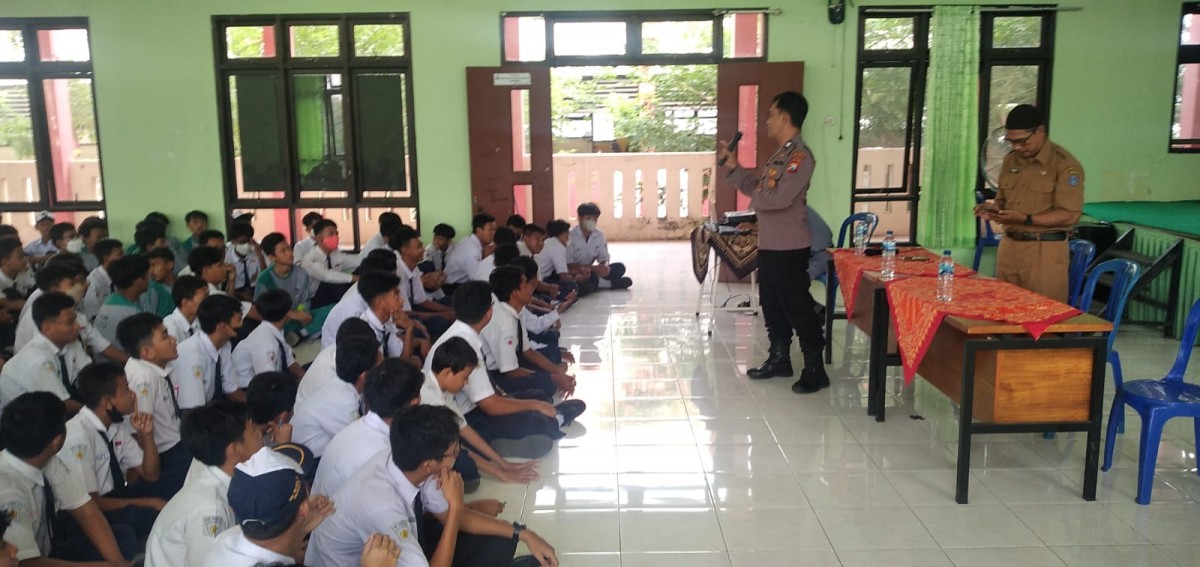 Polres Pelabuhan Tanjung Perak Surabaya saat melakukan sosialisasi ke sekolah-sekolah untuk mengantisipasi kenakalan remaja di Surabaya. (foto: Polres Pelabuhan Tanjung Perak Surabaya for jatimnow.com).