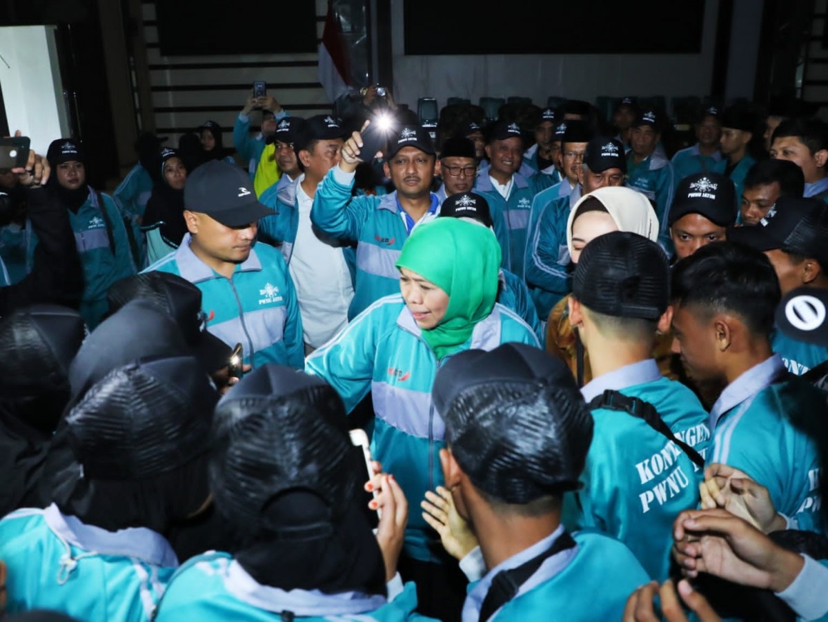 Gubernur Jatim, Khofifah Indar Parawansa memberikan ucapan kepada kontingen santri Jatim yang merebut gelar juara umum Porseni NU di Solo. (foto: Humas Pemprov Jatim for jatimnow.com)