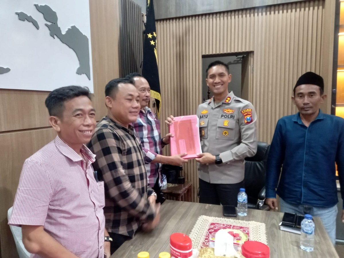 Sejumlah perwakilan Portal menyerahkan laporan terkait 51 perusahaan tambang galian C yang diduga ilegal ke Polres Pasuruan. (foto: Moch Rois/jatimnow.com)
