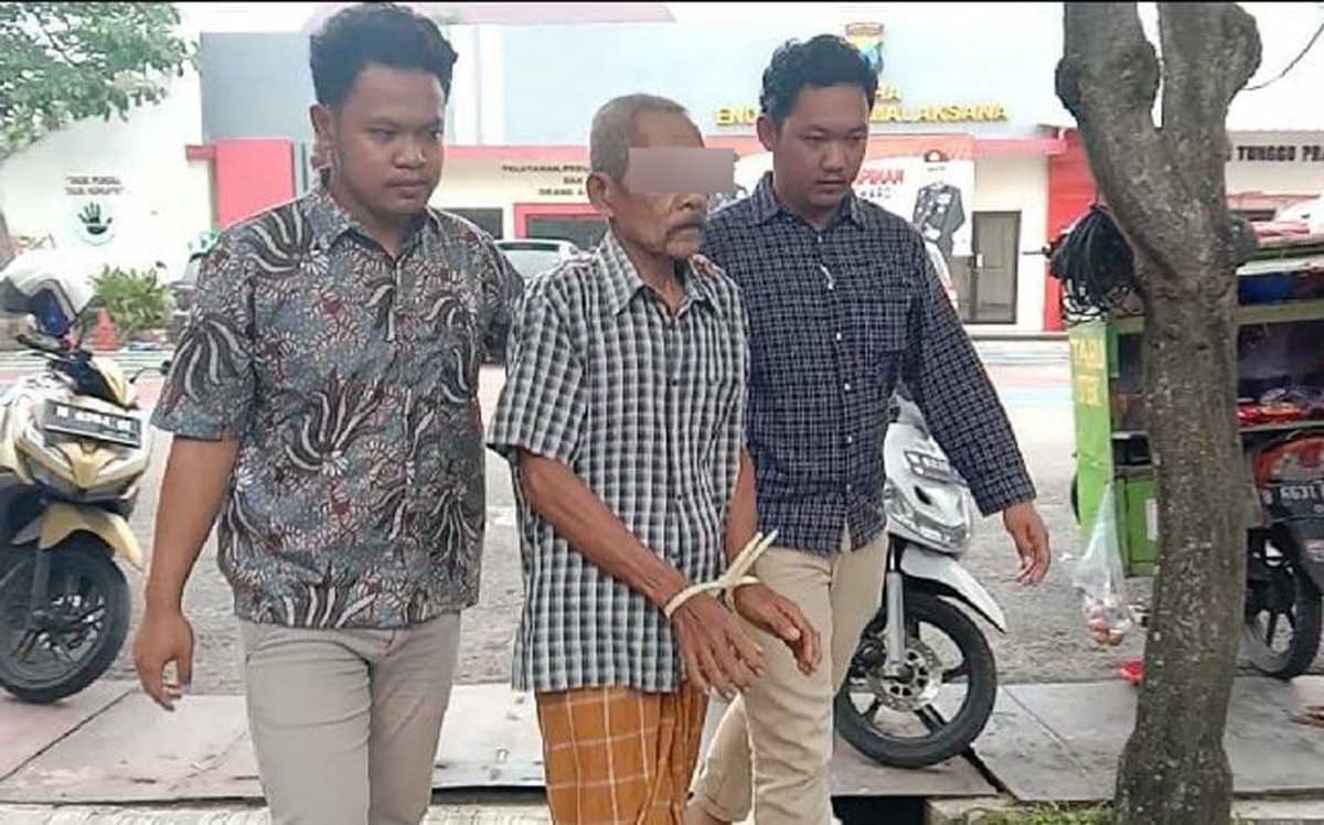 Pria tua yang aniaya dan setubuhi anak angkat diamankan polisi (Foto: Humas Polres Bangkalan for jatimnow.com)