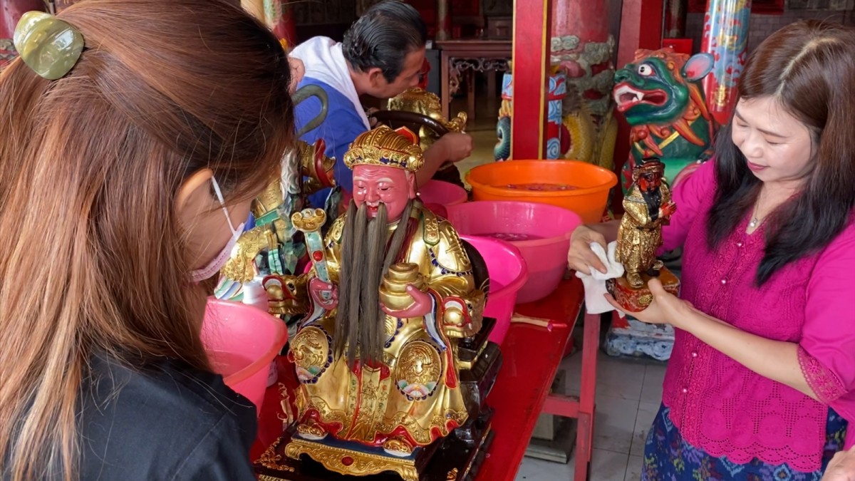 Aktivitas memandikan patung dewa yang dilakukan pihak yayasan kelenteng Hong San Kiong. (foto: Elok APrianto/jatimnow.com)