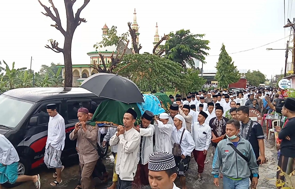Prosesi pengantaran jenazah Almarhum ke pemakaman (Foto: Moch Rois/jatimnow.com)
