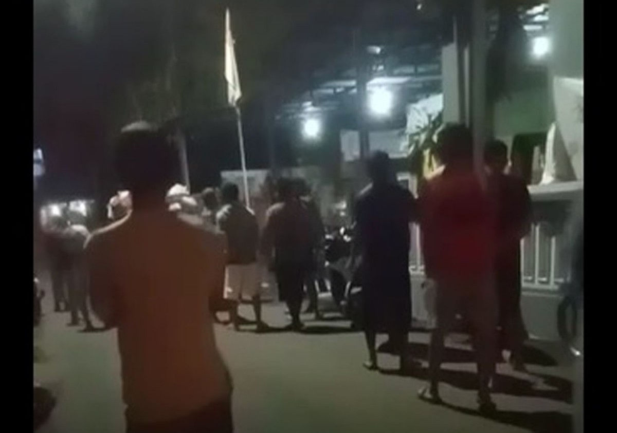 Warga saat meluruk balai desa (Foto: Tangakapan layar video viral)