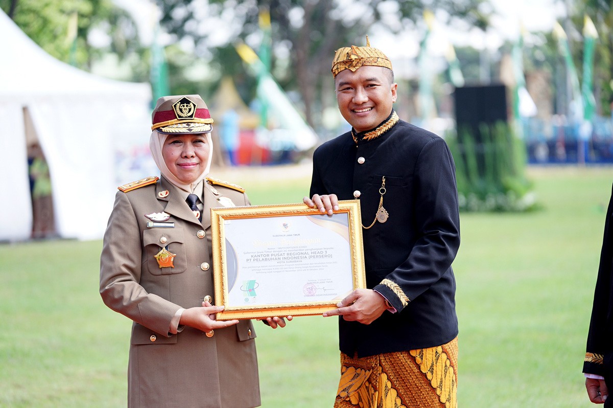 Regional Head 3 Pelindo Ardhy Wahyu Basuki menerima Penghargaan Nihil Accident dari Gubernur Jawa Timur. (foto: Pelindo Regional 3 for jatimnow.com)