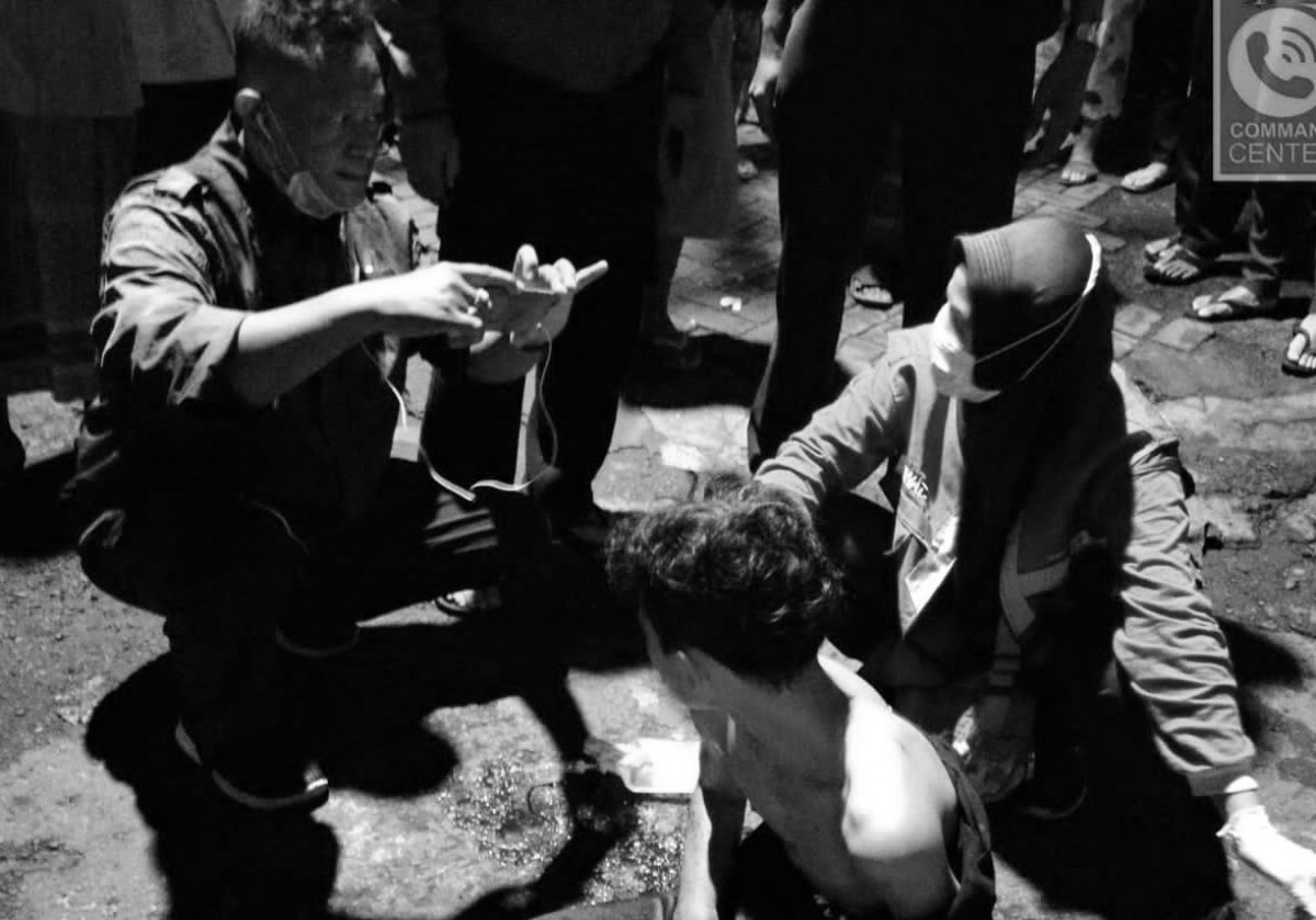 Remaja 16 tahun yang menjadi korban pembacokan dan pengeroyokan saat mendapatkan pertolongan petugas (Foto: BPBD Surabaya for jatimnow.com)