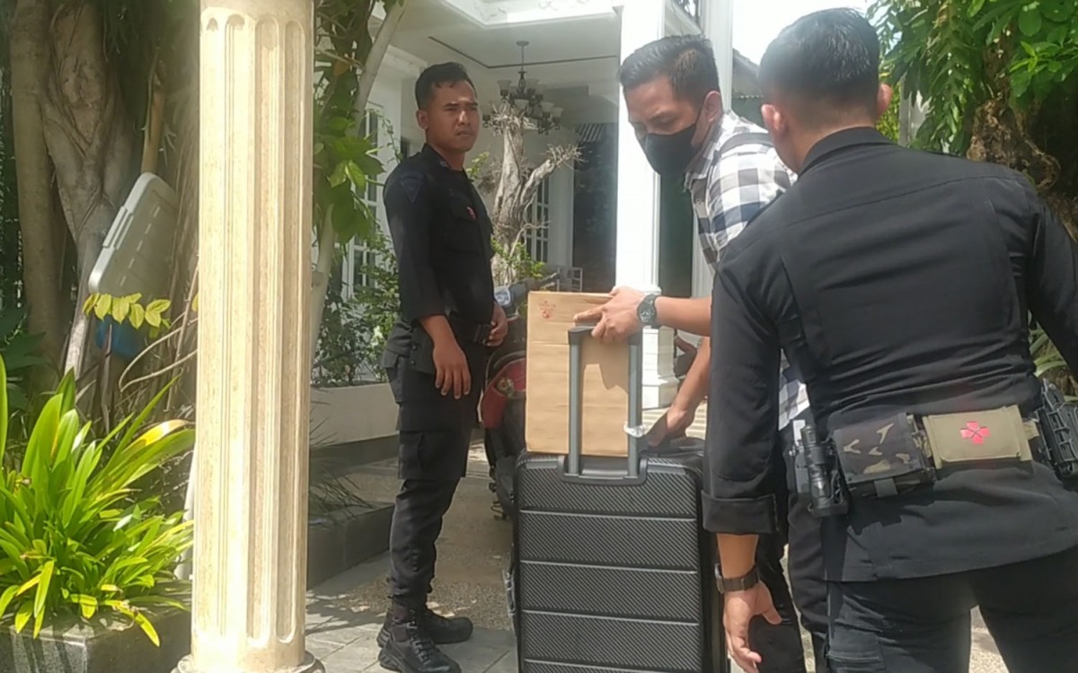 KPK saat mendatangi rumah istri Ketua DPRD Jatim Kusnadi di Lamongan (Foto: Adyad Ammy Iffansah/jatimnow.com)