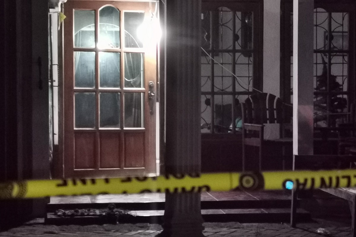 Kondisi rumah Taslimah yang masih terpasang garis polisi. (foto: Zainul Fajar/jatimnow.com)