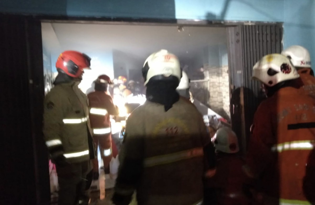 Rumah Kos dan Laundry Surabaya Terbakar, Penghuni Dievakuasi di Tengah Asap