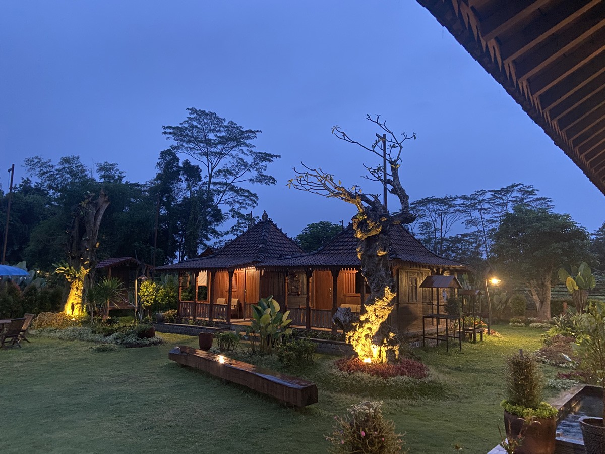 Suasana senja di Rumah Jawa Kediri. (foto : Yanuar Dedy/jatimnow.com)