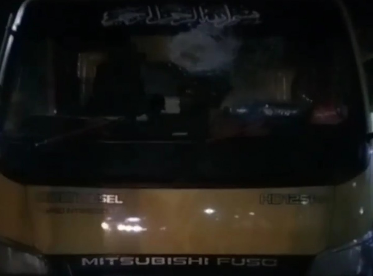 Salah satu kendaraan jadi korban pelemparam batu oleh orang misterius di kawasan hutan ngimbang, Lamongan. (Foto: Polsek Ngimbang for jatimnow.com)