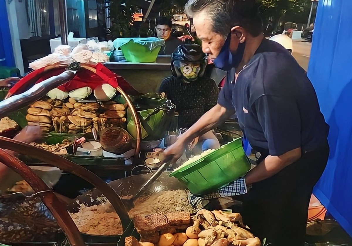 Sego Resek Kasin Cak Man. (Foto: Galih Rakasiwi/jatimnow.com)