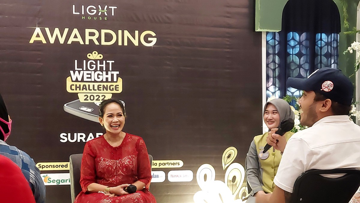 Sicillia Wiendiyatni (kirih) salah satu pemenang LWC 2022 bersama Mind & Behavior Expert Light House Naomi Ernawati Lestari (kanan). (foto: Ni'am Kurniawan/jatimnow.com)