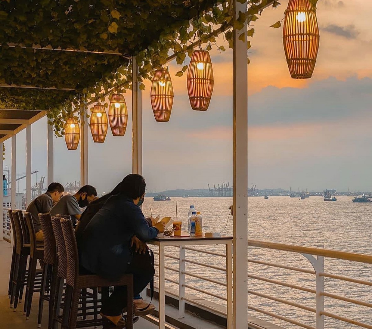 Sunset Point di Surabaya North Quay menyuguhkan suasana romantis untuk menyaksikan matahari tenggelam. (foto: IG snq-sunsetpoint)