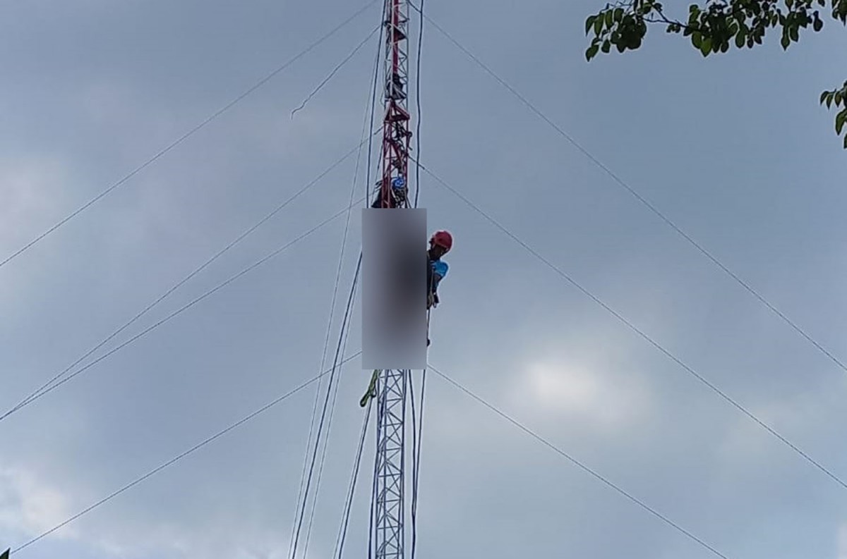 Proses evakuasi teknisi di Sidoarjo yang meninggal di atas antena orari (Foto: Ahmad for jatimnow.com)